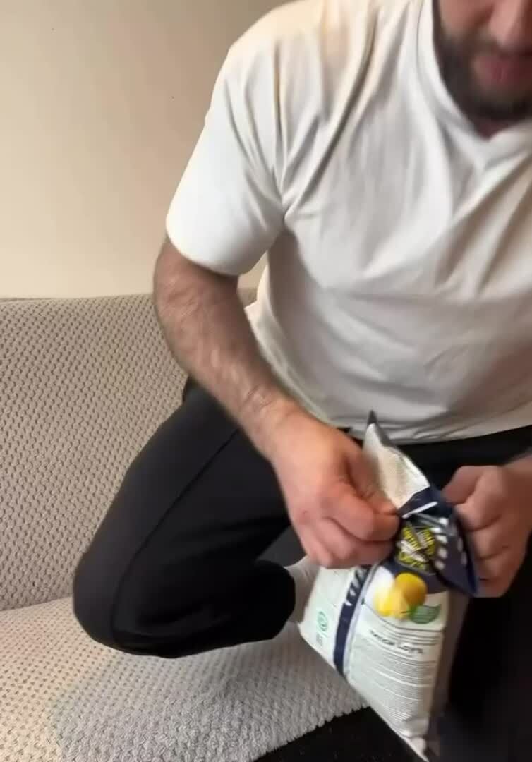 Когда хотел спокойно поесть чипсы