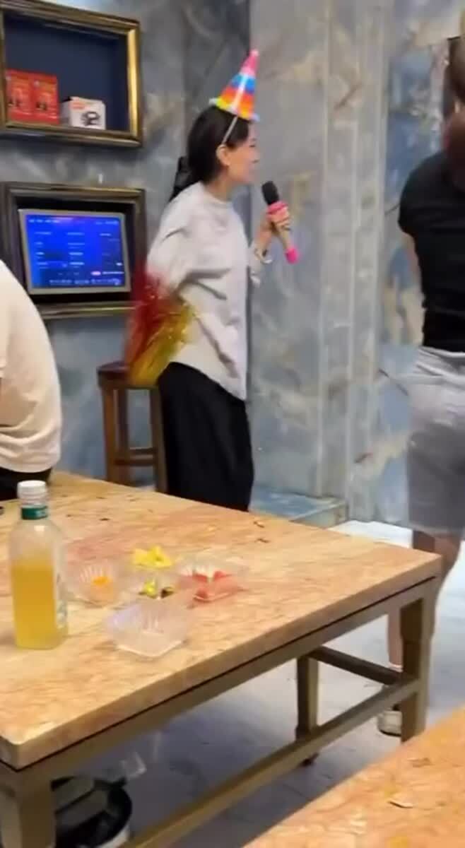 Празднует