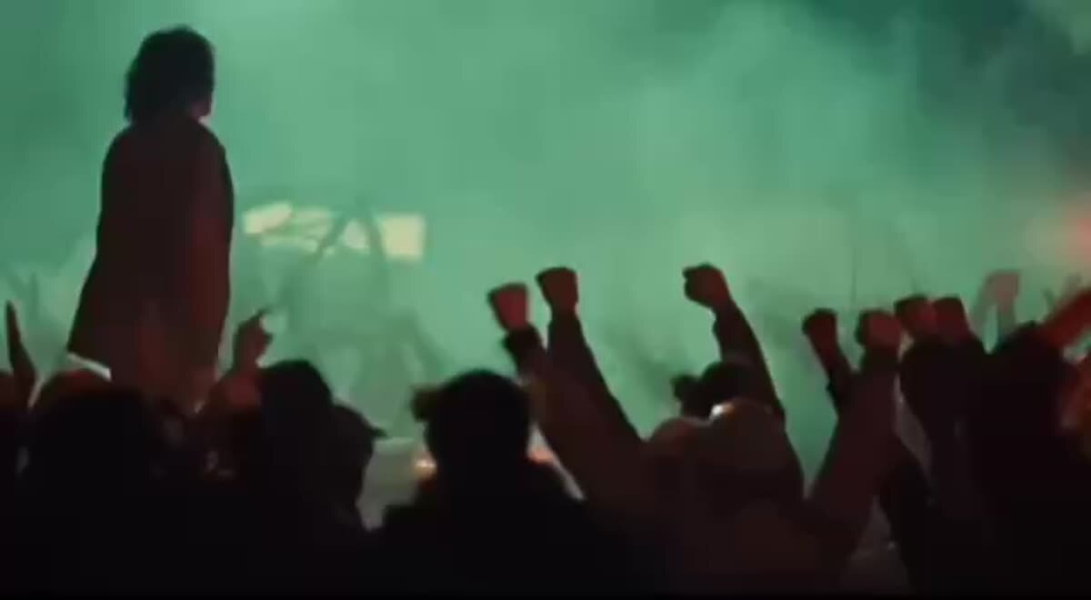 «Джокер» (2019) — это мрачная психологическая драма режиссёра Тодда Филлипса, рассказывающая альтернативную историю происхождения культового злодея Готэма.
